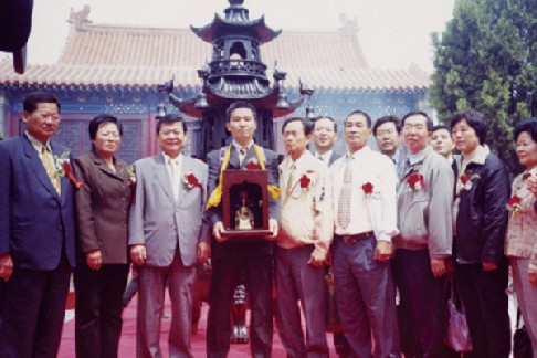 2002年5月5日台湾海峡两岸发展基金会董事长张世良先生一行访问显应宫并分灵铜身妈祖