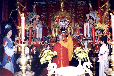 2002年10月台湾朝天宫“香面妈祖”（黑脸）入奉显应宫，此为朝天宫主持会祥法师主持开光安座仪式