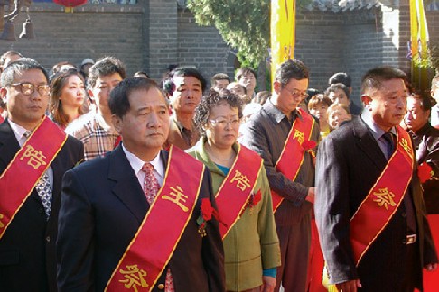 2005年10月台湾北港朝天宫副董事长蔡辅雄先生率团到显应宫进香