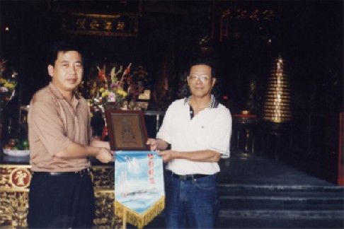 2004年11月1日代表团访问台北县贡寮澳底仁和宫，张延廷同志与仁和宫主任委员林福来交谈