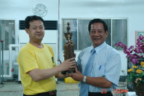 2006年4月长岛县领导于旭华向北港朝天宫董事长蔡永常赠送长岛三面妈祖塑像